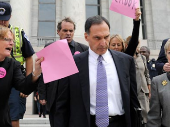 DICK FULD DOESN'T EVEN KNOW WHERE HIS TIE IS SUPPOSED TO STOP