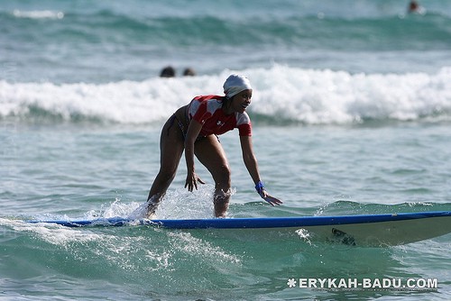 badu surfing 1