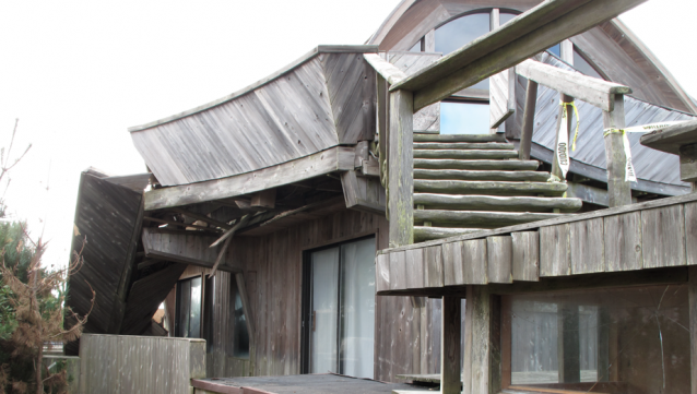 THE BEAUTIFUL BEACH HOUSE IS EMPTY (AND ALSO FALLING DOWN)