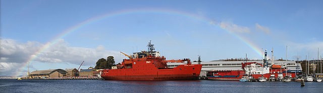 640px-Aurora_Australis_(icebreaker)_berthed_in_Hobart_under_a_rainbow